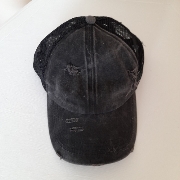 Ardene Accessories - 🪴4/$25🪴 Black Distressed Cap